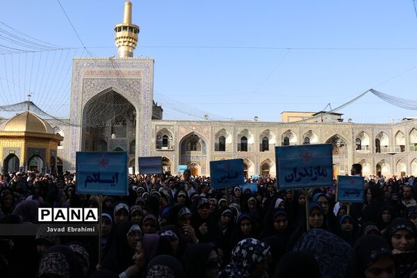 زیارت  جمعی دانش‌آموزان دختر قرآنی سراسر کشوردر حرم مطهر رضوی