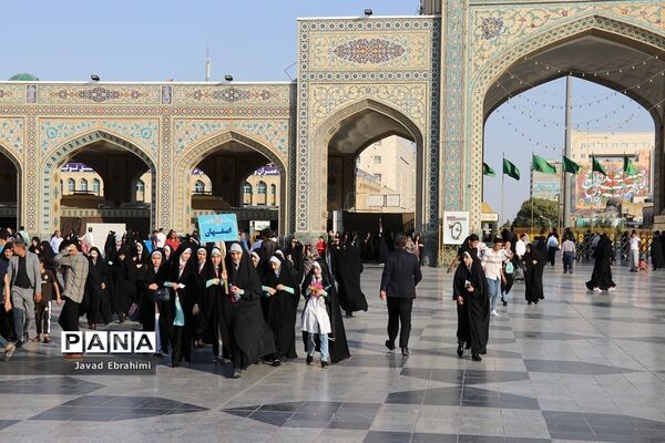 زیارت  جمعی دانش‌آموزان دختر قرآنی سراسر کشوردر حرم مطهر رضوی