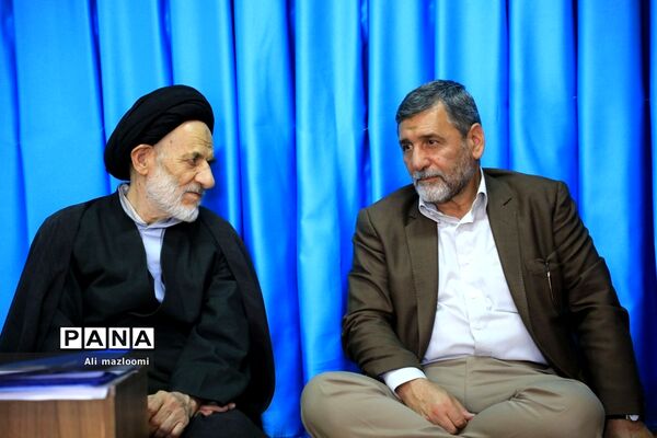 نشست تبیین مسائل جاری انقلاب اسلامی با سخنرانی صفار هرندی