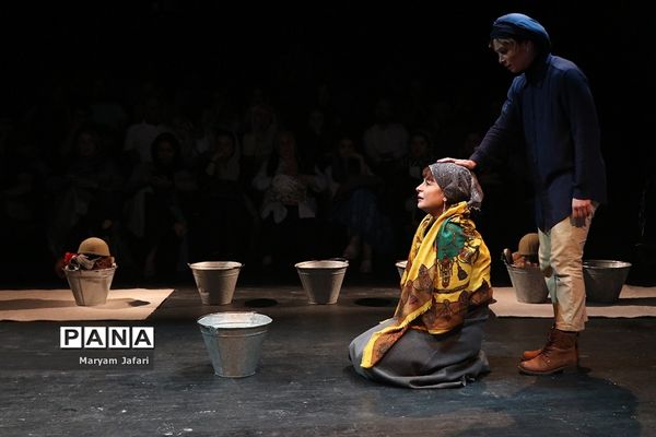 نمایش «بانوی آوازخوان»