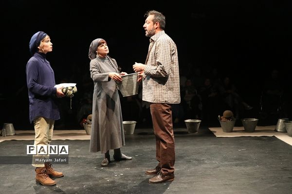 نمایش «بانوی آوازخوان»