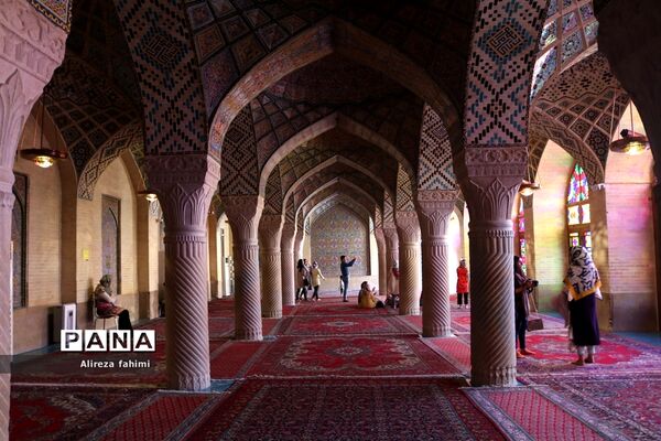 نصیرالملک؛ مسجدی از نور و رنگ