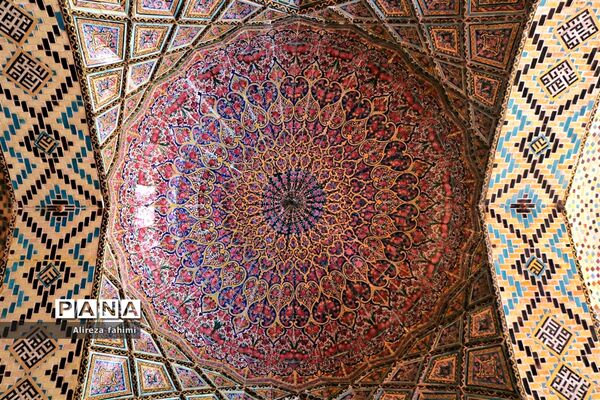 نصیرالملک؛ مسجدی از نور و رنگ