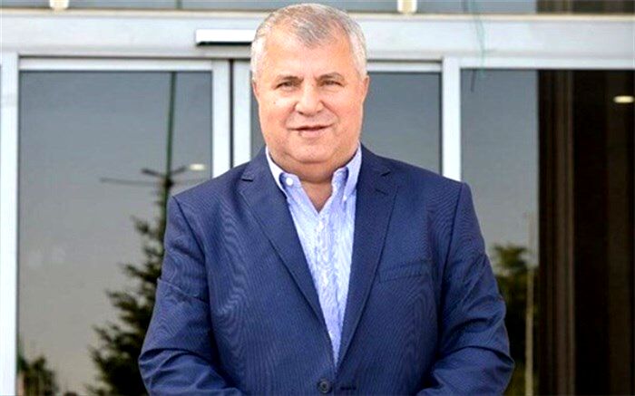 اهدای پیراهن اسطوره فوتبال پرسپولیس به شهردار تهران