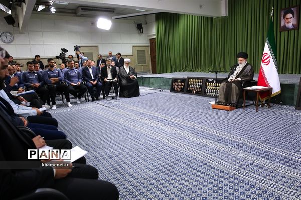 دیدار مدال‌آوران المپیادهای علمی و اعضای تیم ملی والیبال جوانان با رهبر انقلاب