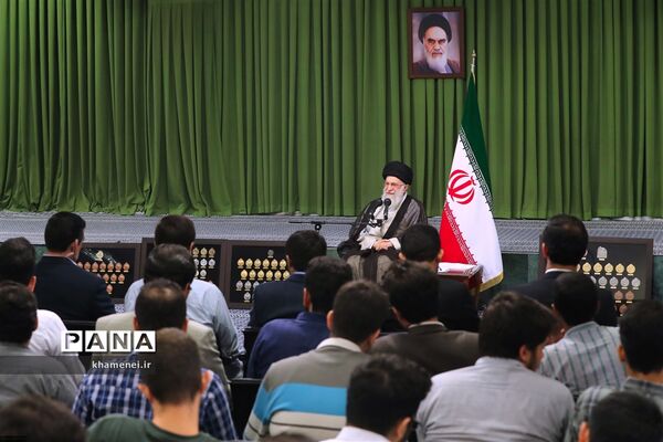 دیدار مدال‌آوران المپیادهای علمی و اعضای تیم ملی والیبال جوانان با رهبر انقلاب
