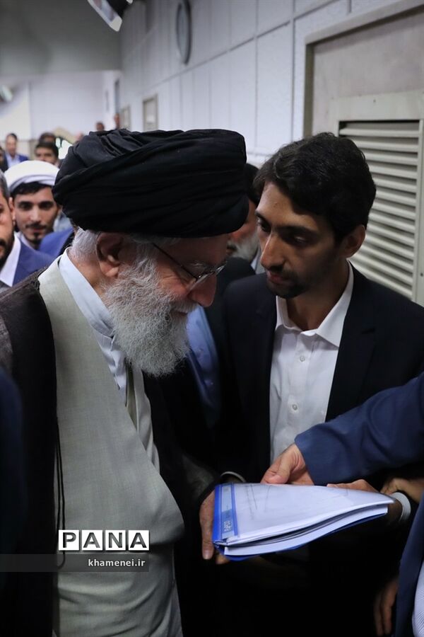 دیدار مدال‌آوران المپیادهای علمی و اعضای تیم ملی والیبال جوانان با رهبر انقلاب