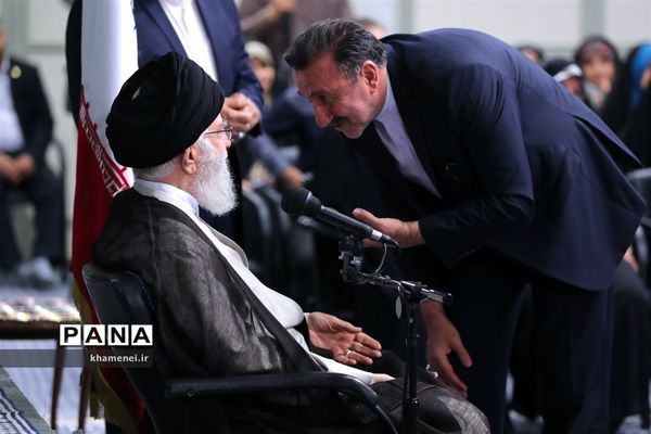 دیدار مدال‌آوران المپیادهای علمی و اعضای تیم ملی والیبال جوانان با رهبر انقلاب