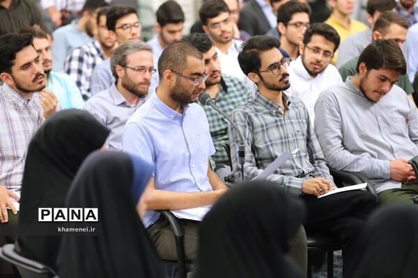 دیدار مدال‌آوران المپیادهای علمی و اعضای تیم ملی والیبال جوانان با رهبر انقلاب
