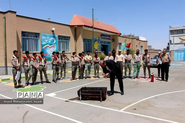 آموزش اطفای حریق پیشتازان  پسر اعزامی به نهمین دوره اردوی ملی