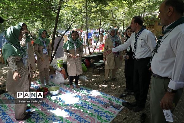 بازدید قائم مقام سازمان دانش آموزی از پخت غذا در نهمین دوره اردوی ملی پیشتازان دختر