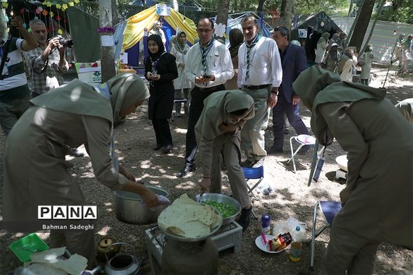 بازدید قائم مقام سازمان دانش آموزی از پخت غذا در نهمین دوره اردوی ملی پیشتازان دختر