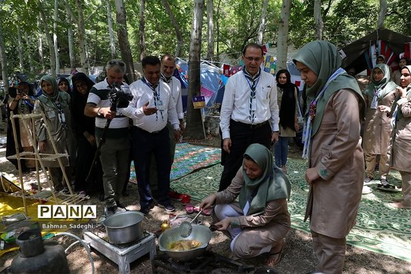 بازدید قائم مقام سازمان دانش آموزی از پخت غذا در نهمین دوره اردوی ملی پیشتازان دختر