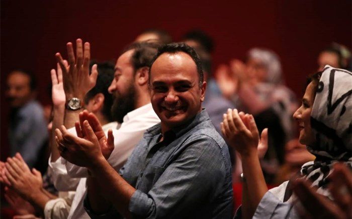 احسان کرمی به تماشای نمایش «اژدهای طلایی» نشست