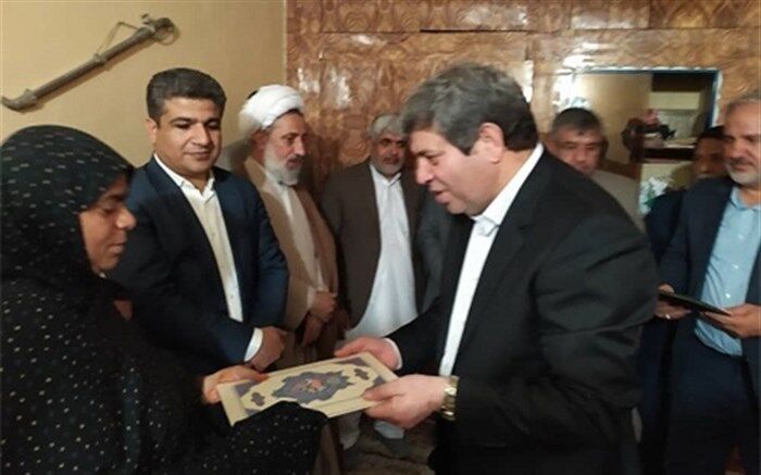 دیدارسرپرست وزارت آموزش‌وپرورش با خانواده شهیده دانش‌آموز