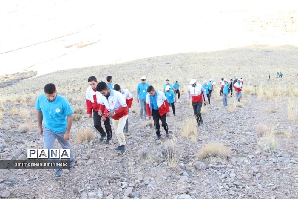کوهپیمایی اعضای شرکت کننده در اردوی نشاط و امید جمعیت هلال احمر استان یزد