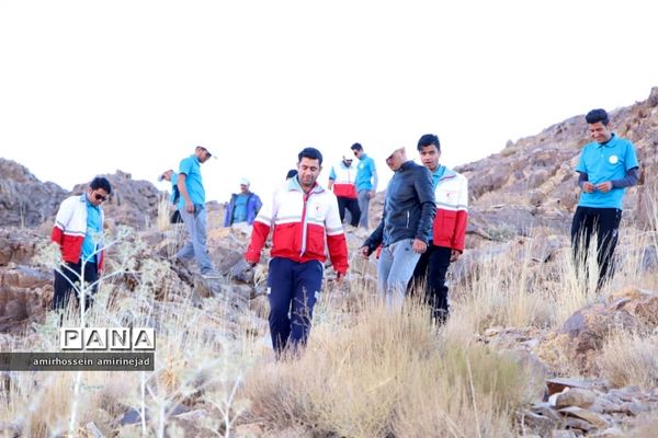 کوهپیمایی اعضای شرکت کننده در اردوی نشاط و امید جمعیت هلال احمر استان یزد
