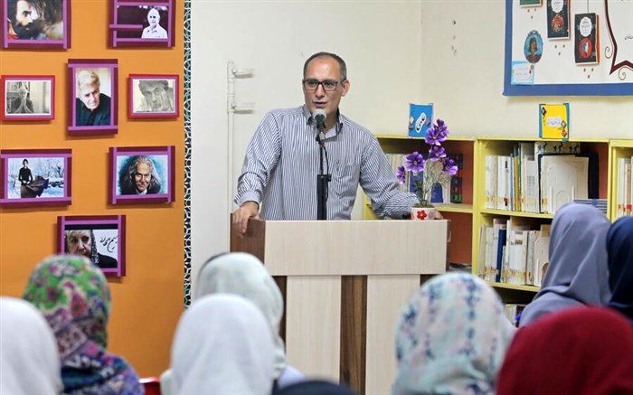 ساختار شعر نیمایی فرصت‌های شگفت‌انگیزی در خلق پتانسیل‌های معنایی دارد