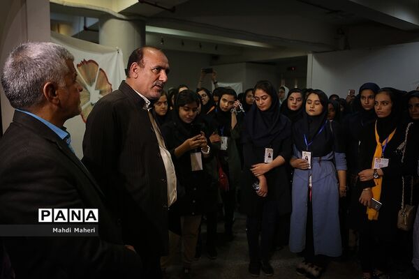 افتتاح نمایشگاه دستی تجسمی آثار دانش‌آموزان برگزیده مسابقات فرهنگی هنری