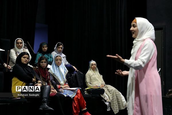 بازدید معاون پرورشی از سی و هفتمین جشنواره فرهنگی و هنری دانش‌آموزان برگزیده دختر کشور