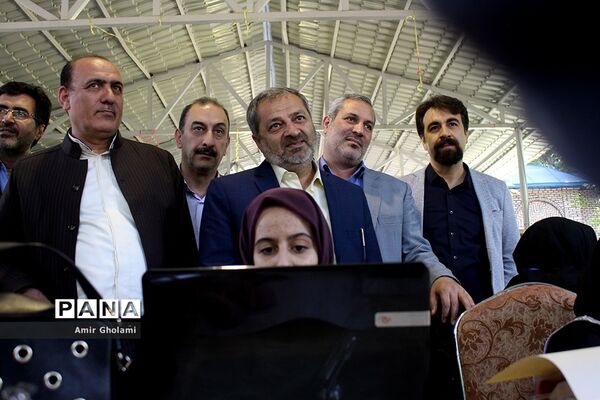 بازدید معاون پرورشی و فرهنگی آموزش‌وپرورش از نمایشگاه آثار تجسمی دانش‌آموزان جشنواره فرهنگی و هنری