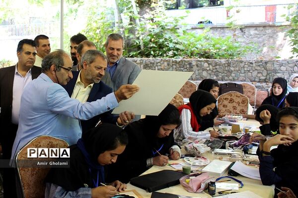 بازدید معاون پرورشی و فرهنگی آموزش‌وپرورش از نمایشگاه آثار تجسمی دانش‌آموزان جشنواره فرهنگی و هنری