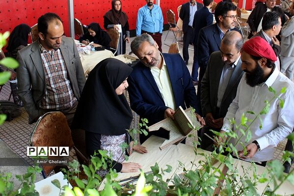 بازدید معاون پرورشی و فرهنگی آموزش‌وپرورش از نمایشگاه آثار تجسمی دانش‌آموزان جشنواره فرهنگی و هنری