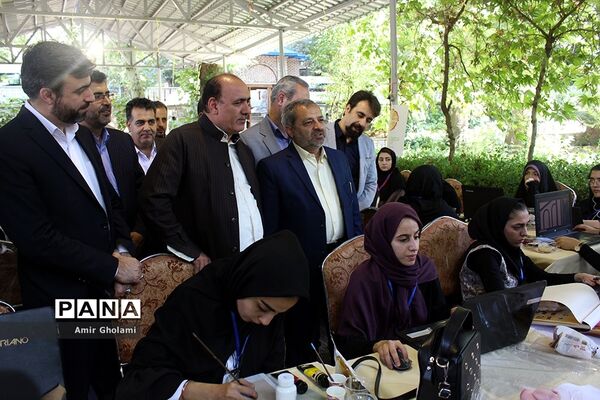 بازدید معاون پرورشی و فرهنگی آموزش‌وپرورش از نمایشگاه آثار تجسمی دانش‌آموزان جشنواره فرهنگی و هنری