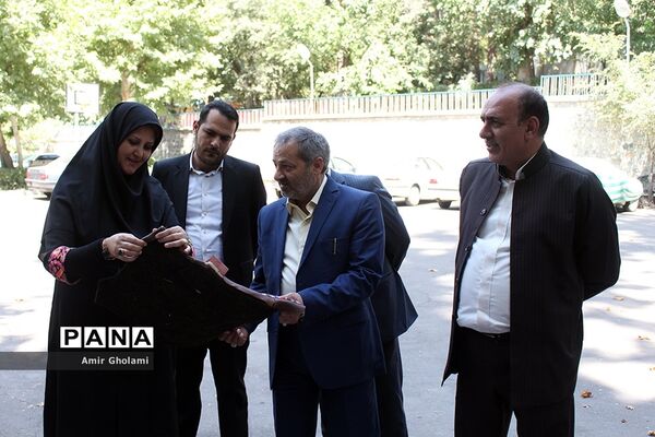 بازدید معاون پرورشی و فرهنگی آموزش‌وپرورش از نمایشگاه آثار تجسمی دانش‌آموزان جشنواره فرهنگی و هنری