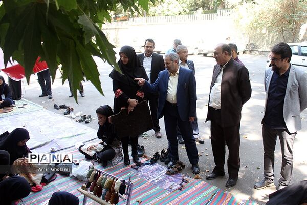 بازدید معاون پرورشی و فرهنگی آموزش‌وپرورش از نمایشگاه آثار تجسمی دانش‌آموزان جشنواره فرهنگی و هنری