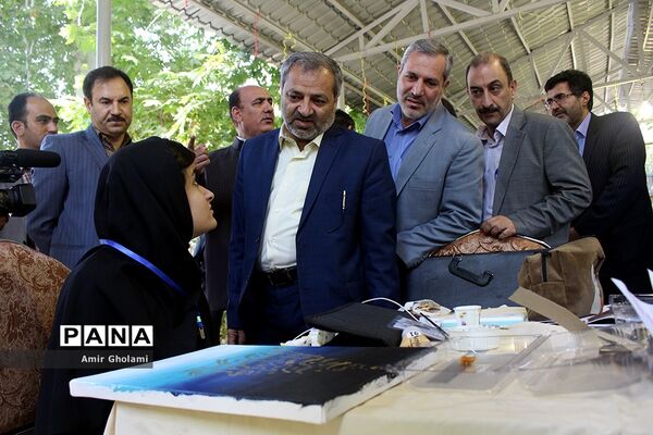 بازدید معاون پرورشی و فرهنگی آموزش‌وپرورش از نمایشگاه آثار تجسمی دانش‌آموزان جشنواره فرهنگی و هنری