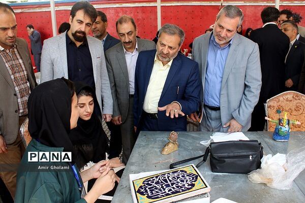 بازدید معاون پرورشی و فرهنگی آموزش‌وپرورش از نمایشگاه آثار تجسمی دانش‌آموزان جشنواره فرهنگی و هنری