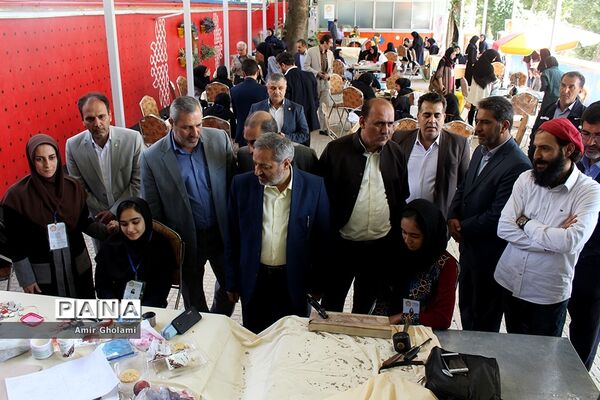 بازدید معاون پرورشی و فرهنگی آموزش‌وپرورش از نمایشگاه آثار تجسمی دانش‌آموزان جشنواره فرهنگی و هنری