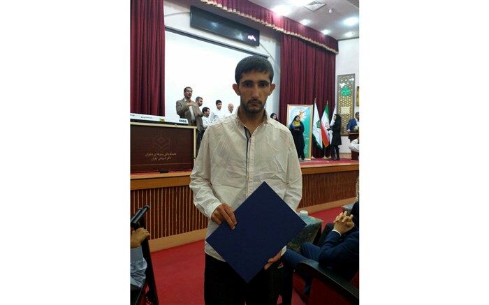 دانش آموز با نیاز های ویژه سنندجی رتبه اول کشور را  در رشته انشای نمازکسب کرد