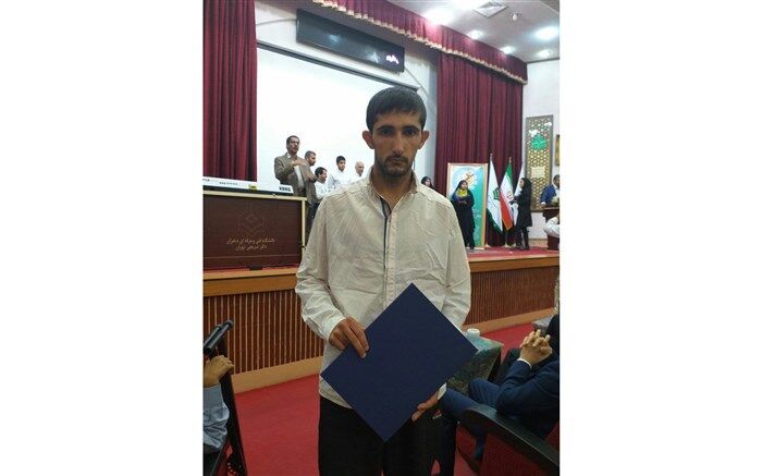 دانش آموز با نیاز های ویژه سنندجی رتبه اول کشور را  در رشته انشای نمازکسب کرد