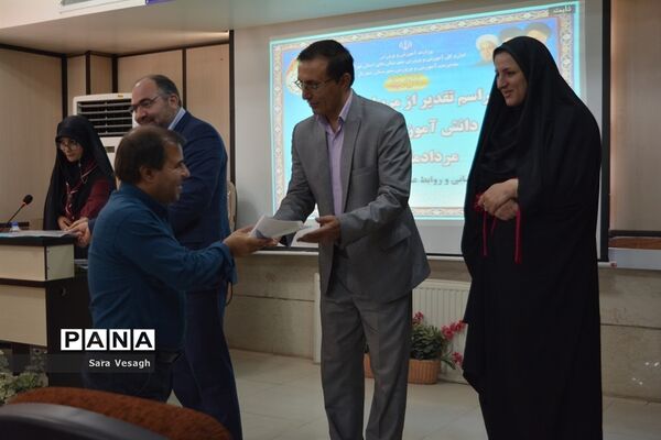 آیین تجلیل از مربیان پیشتاز سازمان دانش‌آموزی آموزش و پرورش شهرستان شهریار