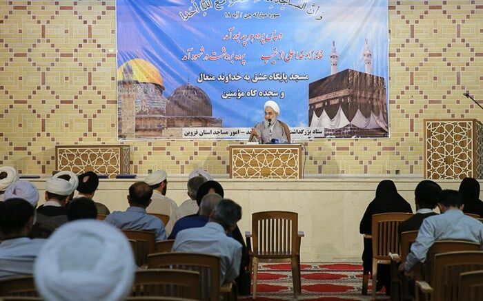 مساجد کانون عدالت‌خواهی و مبارزه با مفسدان قرار گیرد