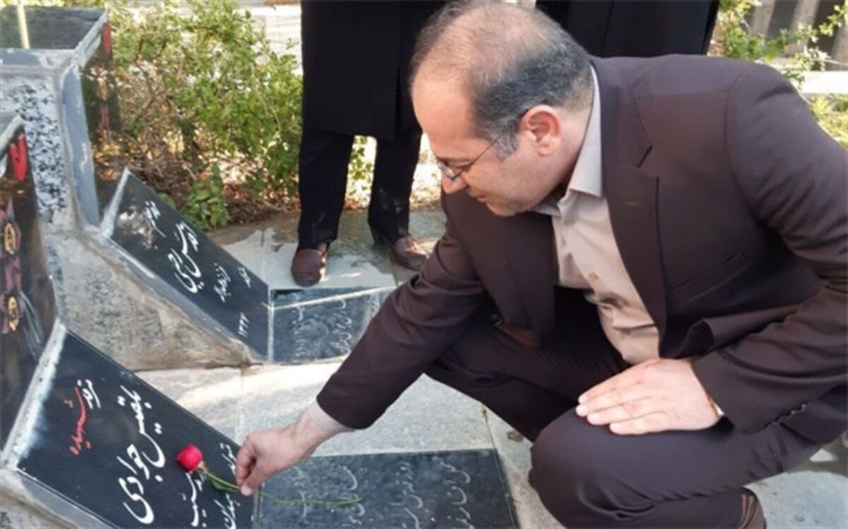 ادای احترام مدیرکل آموزش و پرورش استان همدان به مقام شامخ شهدا
