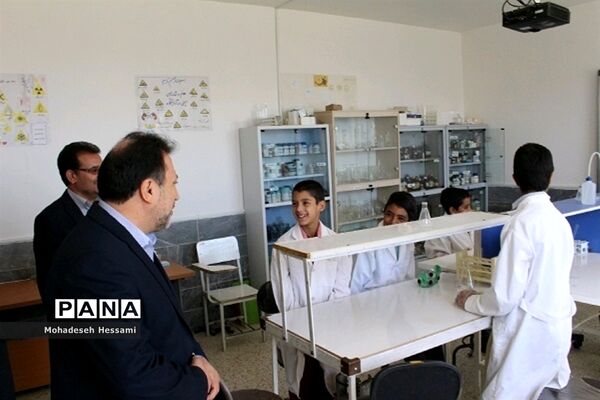 بازدید علیرضا کمرئی، معاون آموزش متوسطه وزارت آموزش و پرورش، از شهرستان درمیان