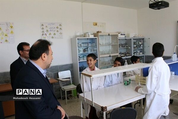 بازدید علیرضا کمرئی، معاون آموزش متوسطه وزارت آموزش و پرورش، از شهرستان درمیان