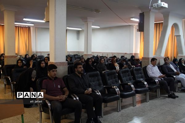 تقدیر ازدانش‌آموزان برترکارگاه مهارت‌های تفکرخلاق درشهرری