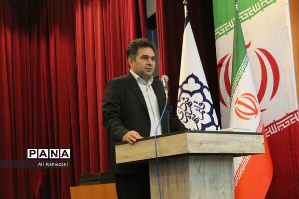 تجلیل از کارمندان و مدیران نمونه شهرستان‌ قائم‌شهر