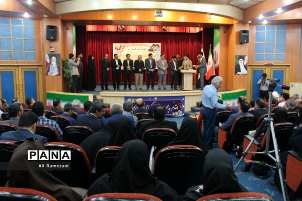 تجلیل از کارمندان و مدیران نمونه شهرستان‌ قائم‌شهر
