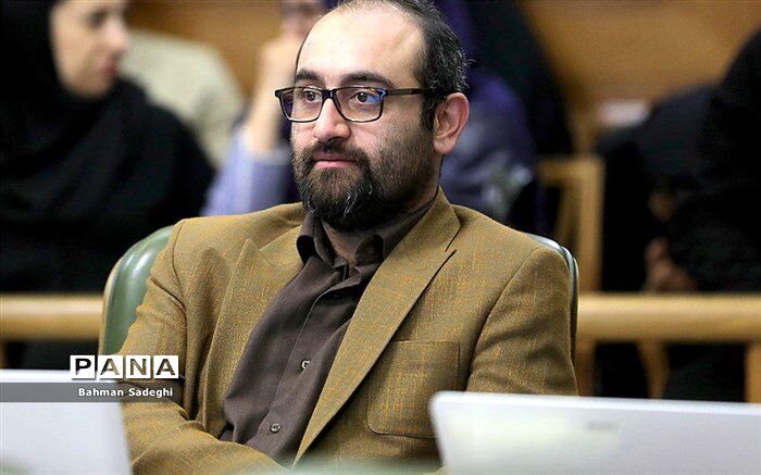 حجت نظری: اگر نتوانیم خدمت کنیم باید کنار برویم تا خیانت نکنیم