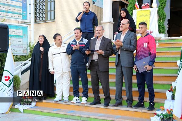 نرمش صبحگاهی و تجلیل از ۳ تن از چهره‌های جهانی و برتر ورزش دانش‌آموزی