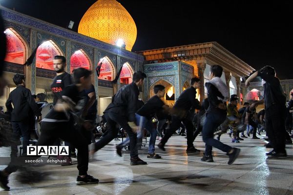 عزاداری مردم شیراز در جوار حرم مطهر حضرت احمدابن موسی (ع)