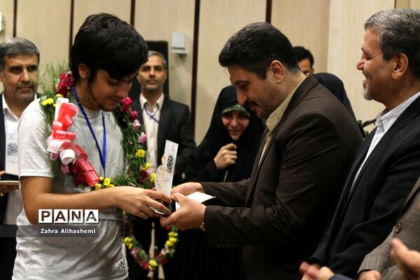 مراسم تقدیر از برگزیدگان کنکور98 شهر تهران
