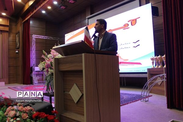 آیین تجلیل ازمعلمان و دانش‌آموزان نام آور مسابقات کشوری در رشته‌های ورزشی