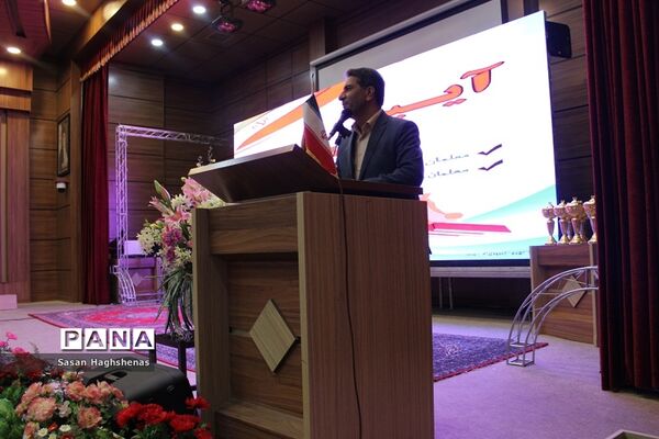 آیین تجلیل ازمعلمان و دانش‌آموزان نام آور مسابقات کشوری در رشته‌های ورزشی