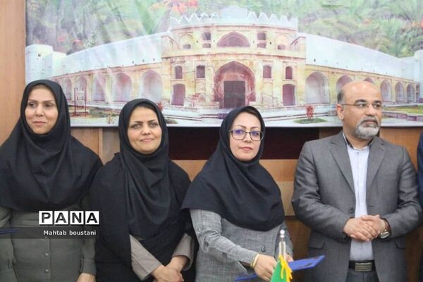 تجلیل از کارمندان نمونه ادارات شهرستان دشتستان